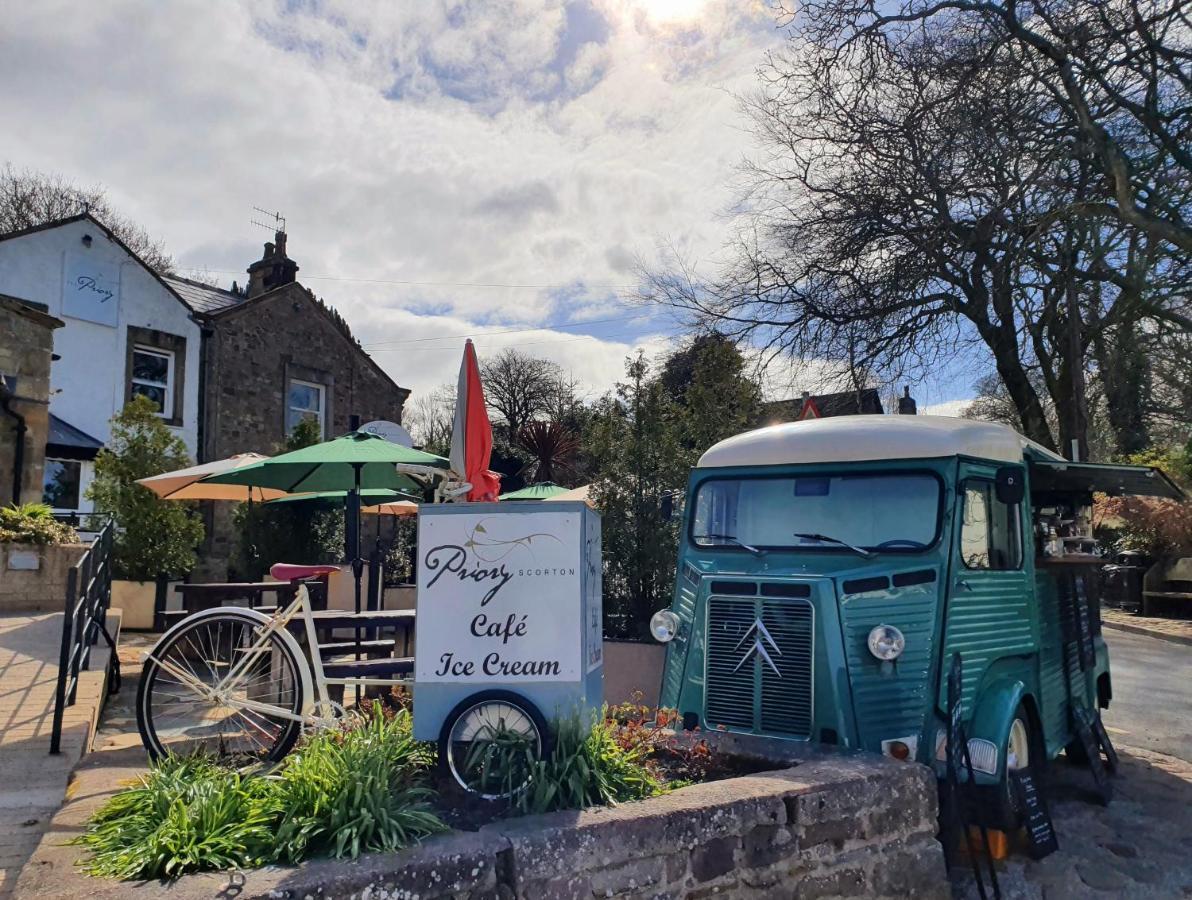 Bed and Breakfast The Priory Scorton  Экстерьер фото